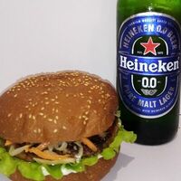 Гамбургер и пиво безалкогольное в Гриль Бургер