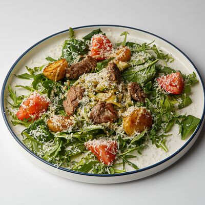 Салат с говяжьей вырезкойв Avo kitchen & bar по цене 1050 ₽