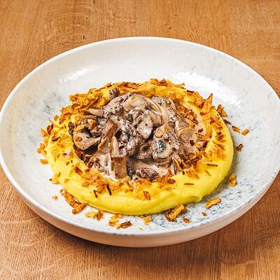 Бефстроганов из телятины с грибами и картофельным пюре в Nel tempo по цене 950 ₽