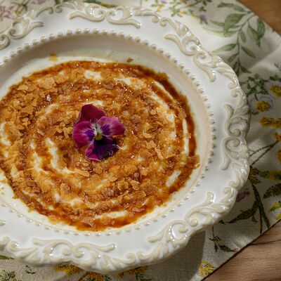 Рисовая каша с домашней карамелью и вафельной крошкой в Пышки и не только по цене 430 ₽