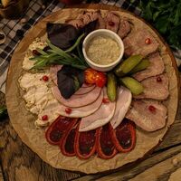 Ассорти мясных закусок в Мзиани