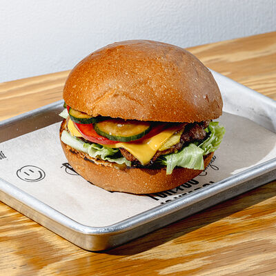 Гавайский бургер хули-хули с куриным бедром в SALUT! по цене 560 ₽