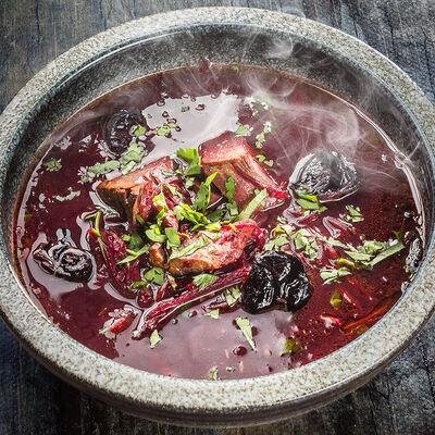 Суп Борщ с копчёным черносливом и мясом барашка в Ваще Огонь по цене 690 ₽