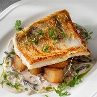Судак Строганов в сливочном соусе с грибами, луком и картофелем в BEERMAN&Schlitz