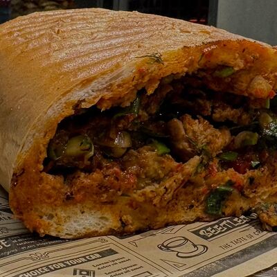 Люля-кебаб в тандырном хлебе с курицей в I лав шаурма по цене 585 ₽