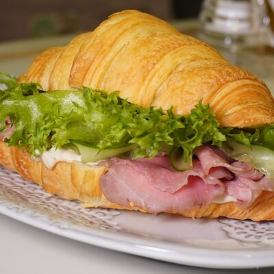 Круассан с ростбифом в Pur Pur по цене 510 ₽