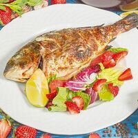 Дорадо на гриле с клубничным соусом в Мушмула