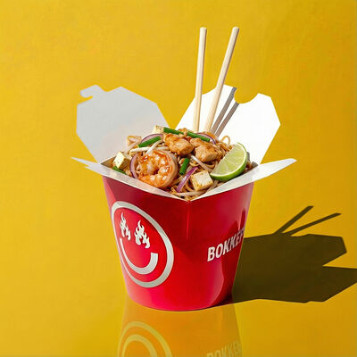 Пад тай креветки и куриная грудка в Воккер по цене 899 ₽