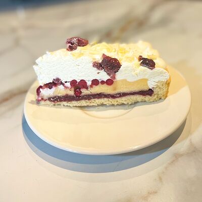 Торт Брусничный с белым шоколадом в Просто кофе по цене 200 ₽