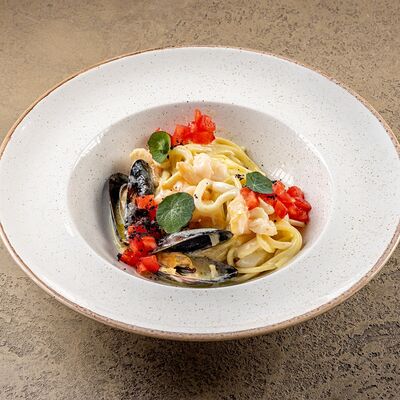 Спагетти с морепродуктами в У рыбака по цене 950 ₽