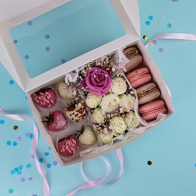 Клубника с макаронсами и розами Аваланж в Пышно Расцвели по цене 3900 ₽