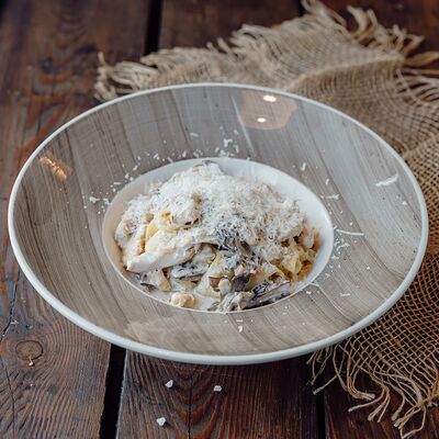 Паста тальятелле с курицей и грибами в BarVilla по цене 4090 ₸