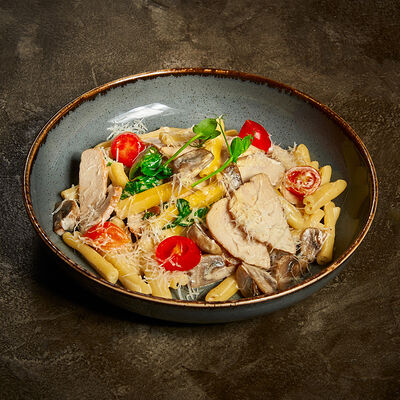 Паста с цыпленком и грибами в сливочном соусе в Корчма по цене 640 ₽