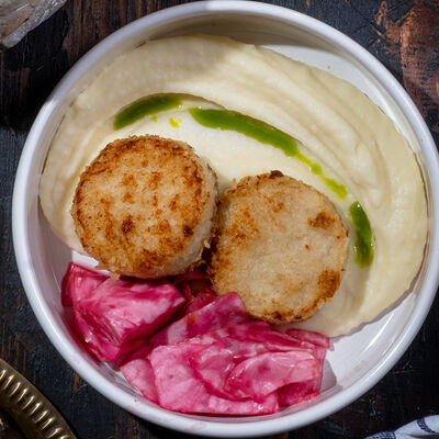 Куриные котлеты с пюре и квашеной капустой в Хачапури Марико по цене 475 ₽