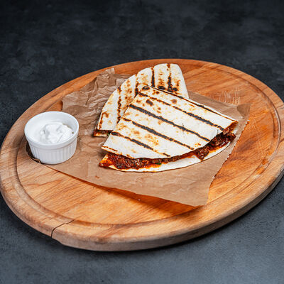 Сырная кесадилья на мангале с курицей в Честнок по цене 456 ₽