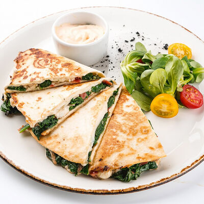 Кесадилья со шпинатом и моцареллой в Udcкафе Upside Down Cake по цене 640 ₽