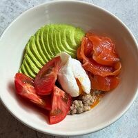 Боул с зеленой гречкой, форелью, авокадо и яйцом пашотв u.bistro