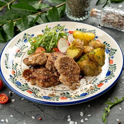 Свиная шея с запеченным картофелем и розмарином в Сорренто по цене 795 ₽