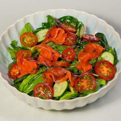 Салат с лососем, шпинатом свежими овощами в Гоголь по цене 720 ₽