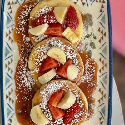 Сырники с рикоттой, мисо-карамелью, свежими ягодами и бананом в Camon Cafe по цене 660 ₽