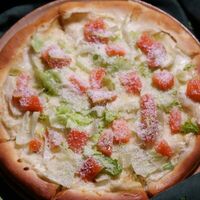 Пицца Цезарь с лососем в Ginzza