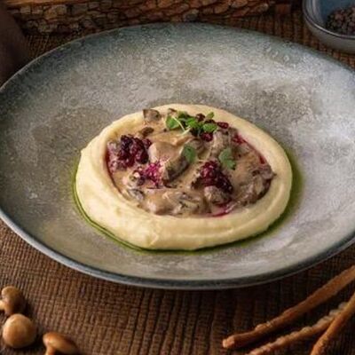 Бефстроганов из мраморной говядины с белыми грибами в Мамули по цене 1090 ₽