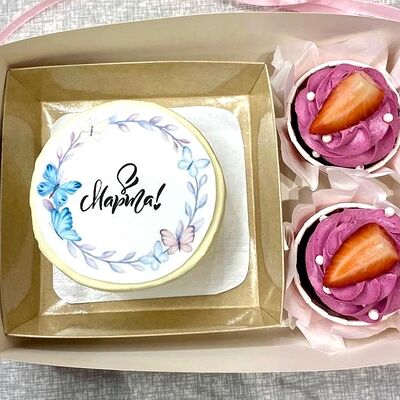 Набор 8 марта бенто и 2 капкейкав Особенный Наполеон по цене 2500 ₽