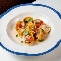 Равиоли с бурратой, соусом из кедровых орехов и томатов в il matto