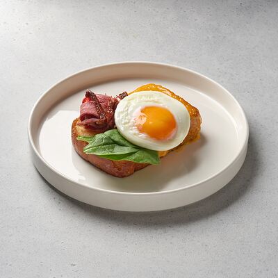 Бриошь с пастрами под сыром чеддер и глазунью в REGUL по цене 790 ₽