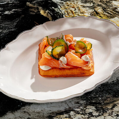 Картофельная вафля со слабосолёным лососем в Cristal по цене 1200 ₽