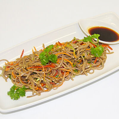 Гречневая лапша с говядиной, овощами и кунжутом в Bon Bon по цене 793 ₽