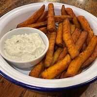 Батат фри с сырно-трюфельным соусом в Hamilton's pub