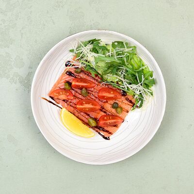 Карпаччо из лосося в Пармезан и пури по цене 420 ₽