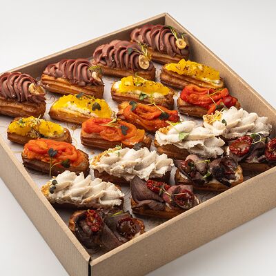 Большой сет мини-эклеров Meat & Cheese в Прага по цене 3550 ₽
