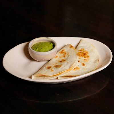 Кесадилья с курицей в Lions Head по цене 570 ₽