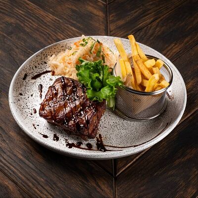 Свиные ребрышки под соусом барбекю с картофелем фри в Lamar по цене 900 ₽