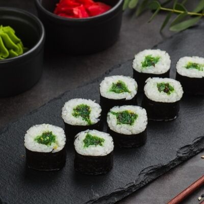 Классический ролл с чукой в Суши Yam Ёкохами Икигаи по цене 108 ₽