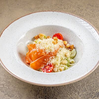 Салат Цезарь с лососем в У рыбака по цене 890 ₽