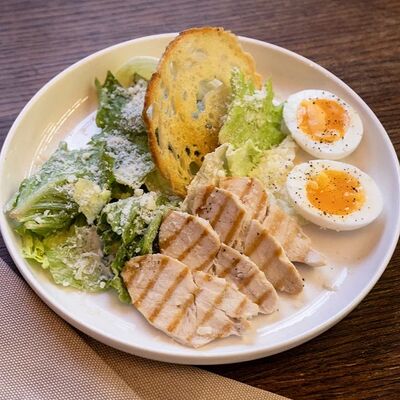 Римский салат с цыпленком в Миллениал по цене 650 ₽