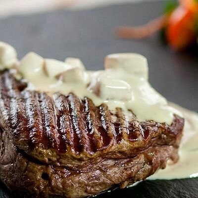 Стейк из говядины с соусом из белых грибов в Рандеву по цене 2450 ₽