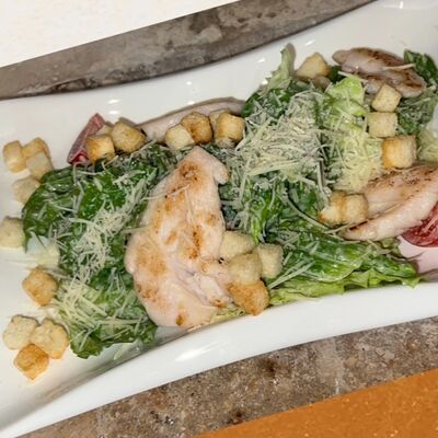 Салат Цезарь с куриной грудкой в Nu Art по цене 690 ₽