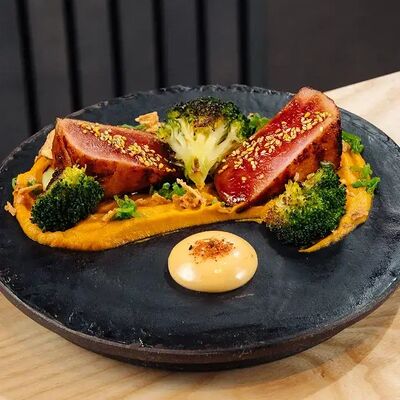 Стейк из тунца с брокколи и бататом в Tsunami по цене 1050 ₽