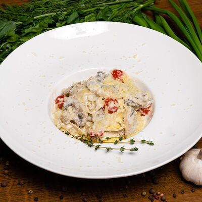 Фетучини с курицей и грибами в сливочном соусев Кухня радости по цене 690 ₽