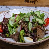 Теплый салат с кониной в Гриль-бар Draft