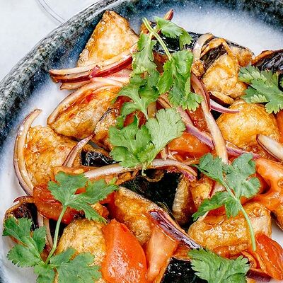 Салат из хрустящих баклажанов с помидорами и луком в Kamakura по цене 799 ₽