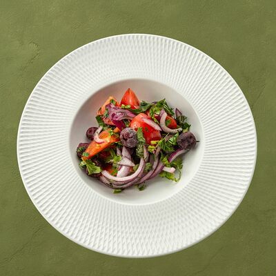 Салат с зимней вишней и спелыми томатами в Шашлычара по цене 470 ₽