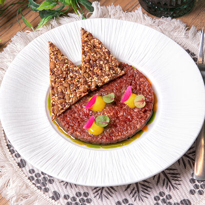 Тартар из говядины с горчичным айоли, маслом белого трюфеля и вялеными томатами в Белок по цене 710 ₽