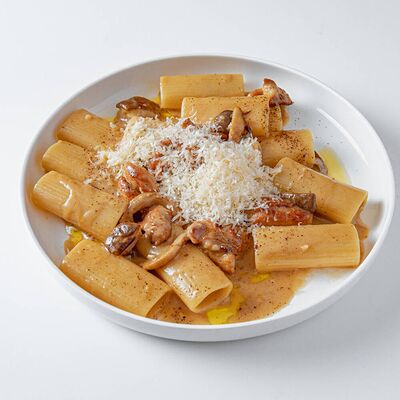 Паста с курицей и белыми грибами в VASILCHUKI Chaihona №1 по цене 990 ₽