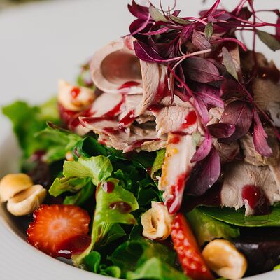 Салат с утиной грудкой, клубникой, копченой свеклой и медово-горчичной заправкой в Круча по цене 890 ₽
