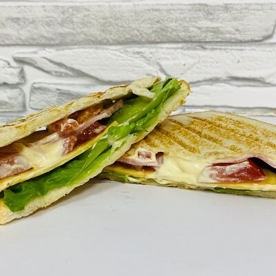 Сэндвич с курицей в Coffee vs Burger по цене 325 ₽